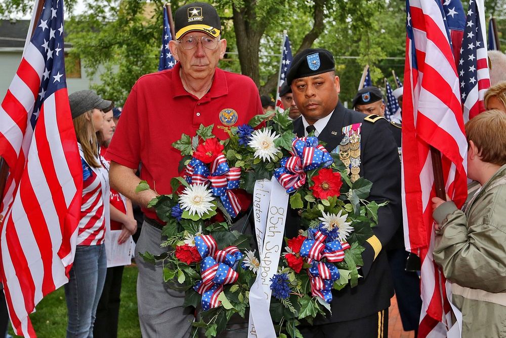 Army Reserve Ambassador and Army Reserve general lay wreath on Memorial Day