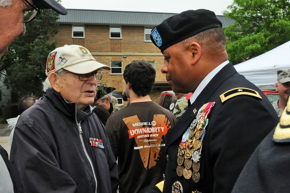 Normandy beach survivor speaks with local Army Reserve general