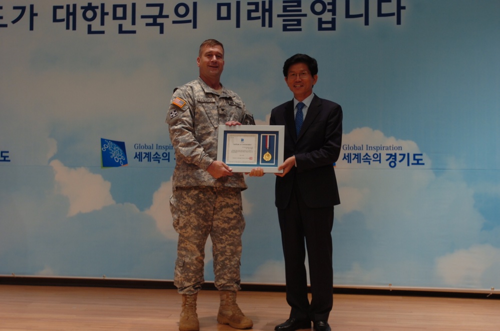 2nd Infantry Division soldiers receive a good neighbor award from Gyeonggi-do province governor
