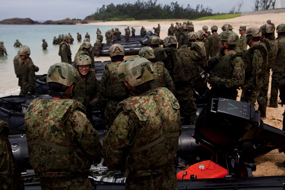 31st MEU’s “Boat” Company shows Japanese soldiers their craft