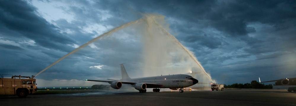 376th AEW commander completes his 'fini flight'