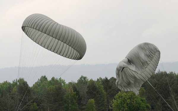 5th QM, 16th SB practice aerial resupply ops in Grafenwoehr