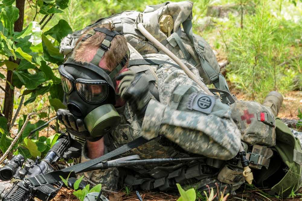 Paratroopers particapte in CBRN training