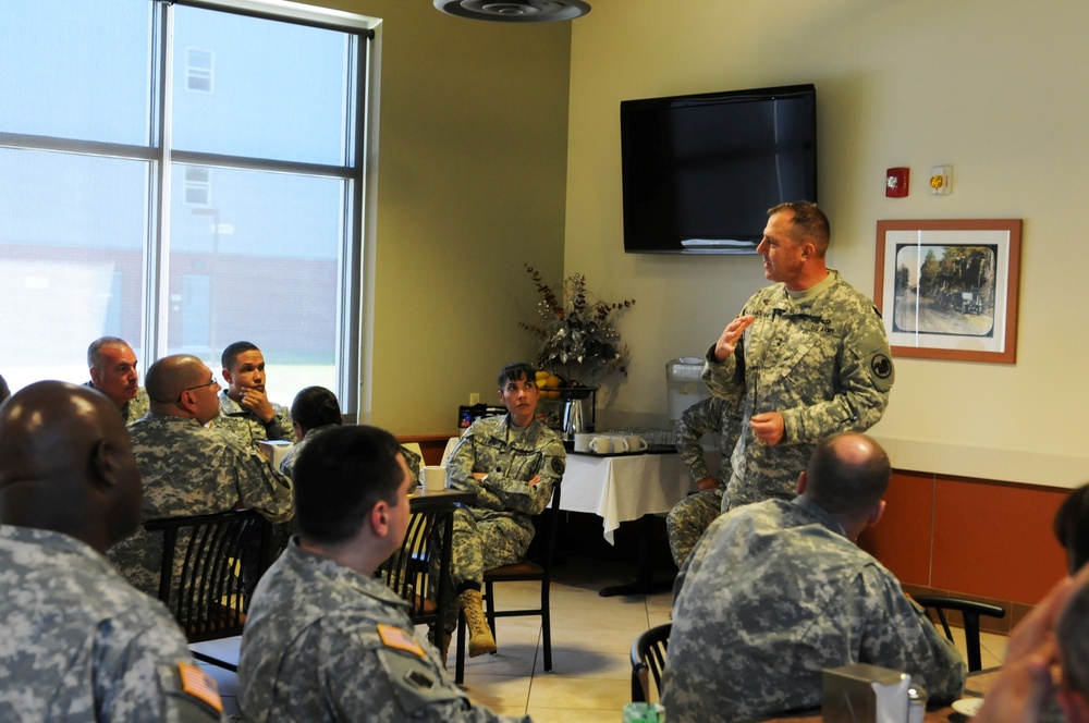 US Army Reserve deputy commanding general (support) visits JBLM