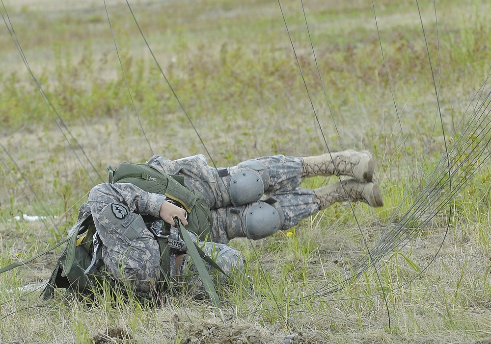 Arctic paratroopers conduct Operation Spartan Reach