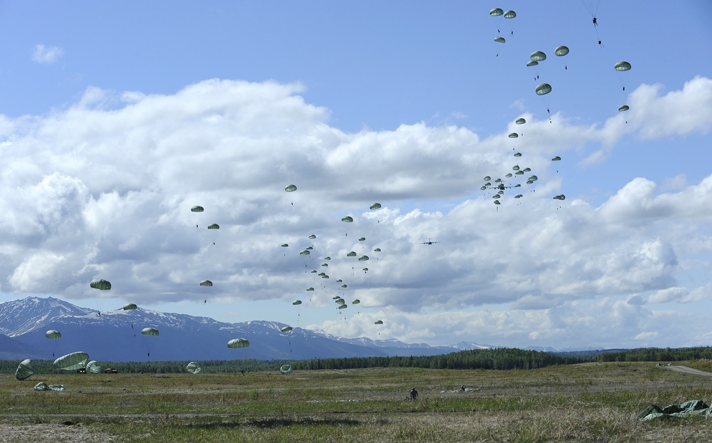Arctic paratroopers conduct Operation Spartan Reach