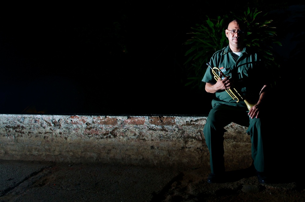Salvadoran bandsman motivates soldiers