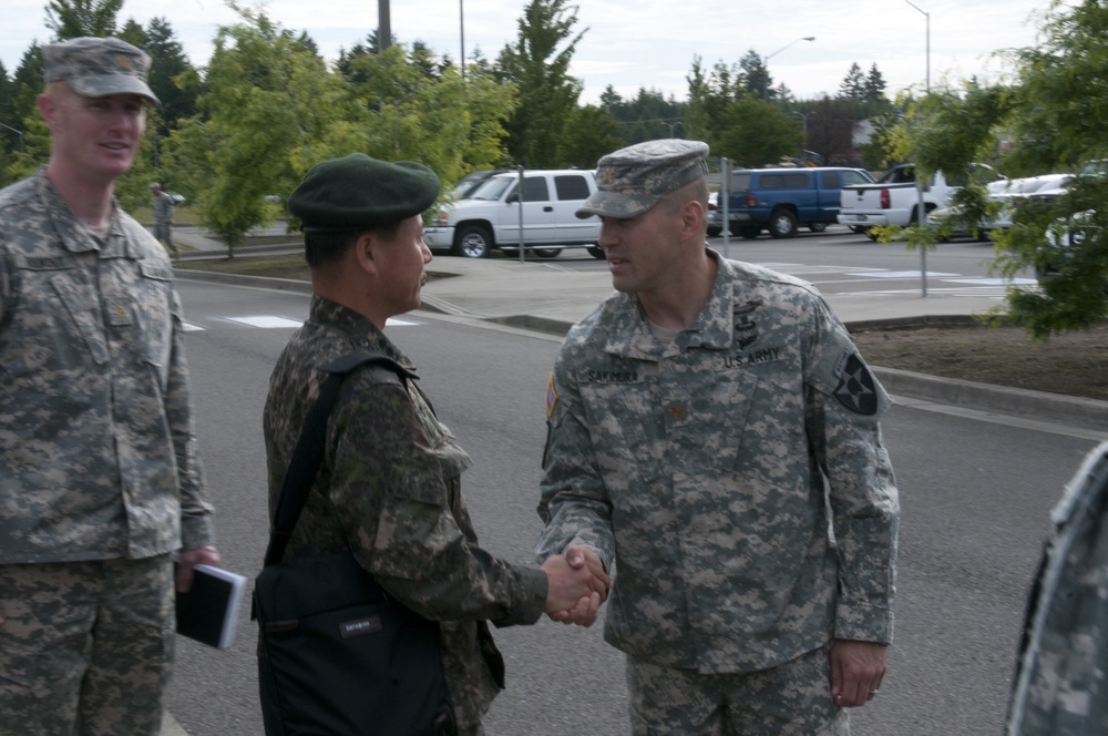 2nd Stryker Brigade soldiers show ROK Army officer capabilities of Stryker vehicle