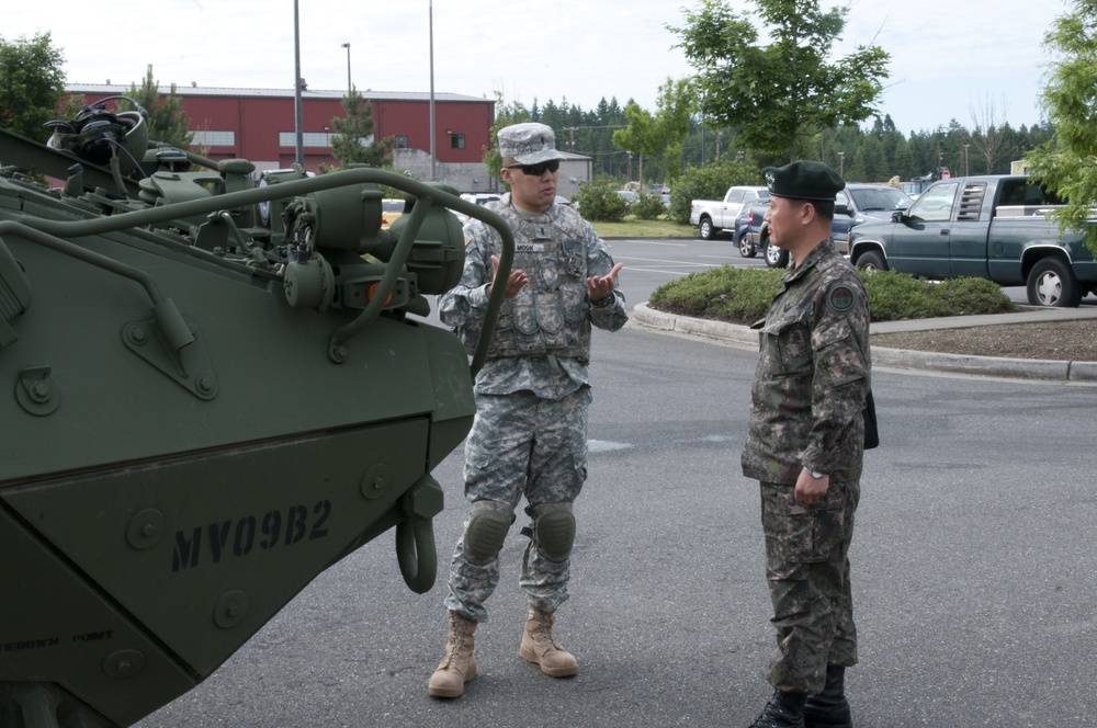 2nd Stryker Brigade soldiers show ROK Army officer capabilities of Stryker vehicle