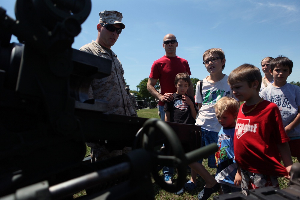 Installation residents pay tribute to veterans during Memorial Day 21 gun salute