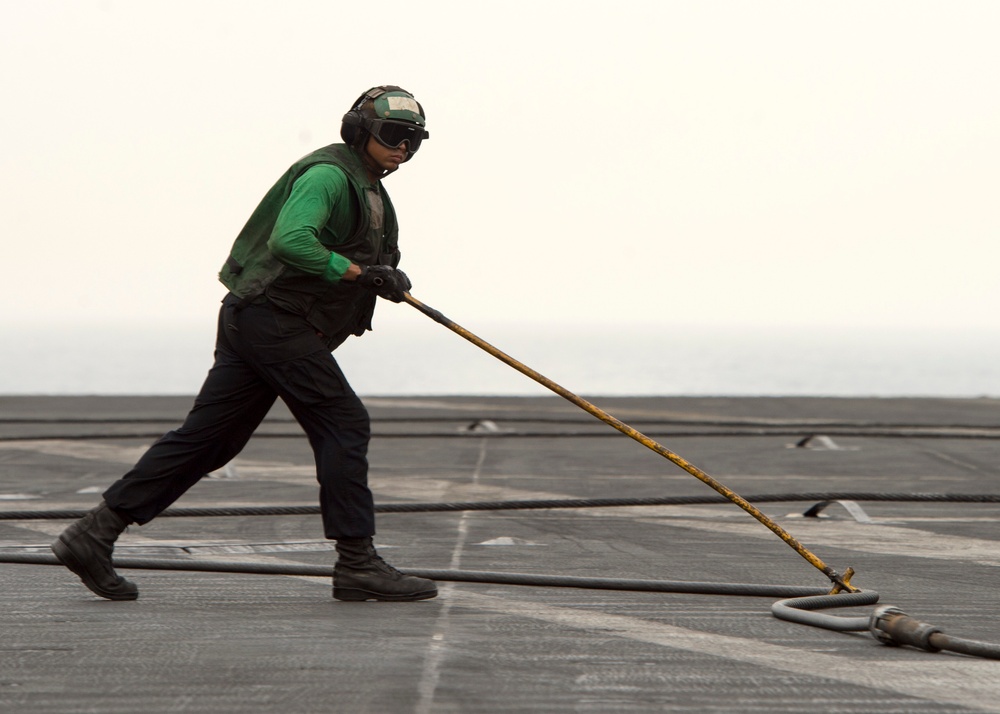Pushing arresting gear
