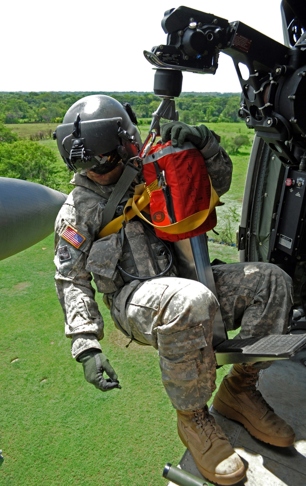 US Army aviators train on casualty evacuations with engineers in El Salvador