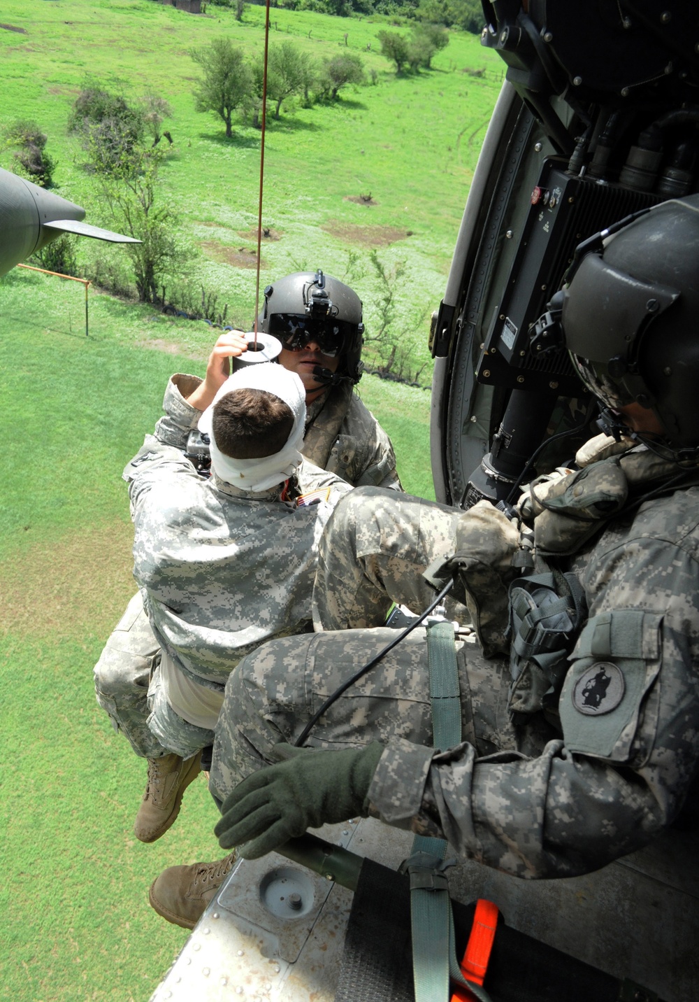 US Army aviators train on casualty evacuations with engineers in El Salvador