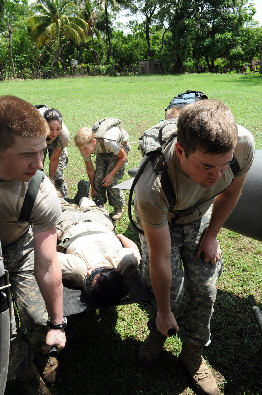 US Army aviators train on casualty evacuations with engineers in El Salvador