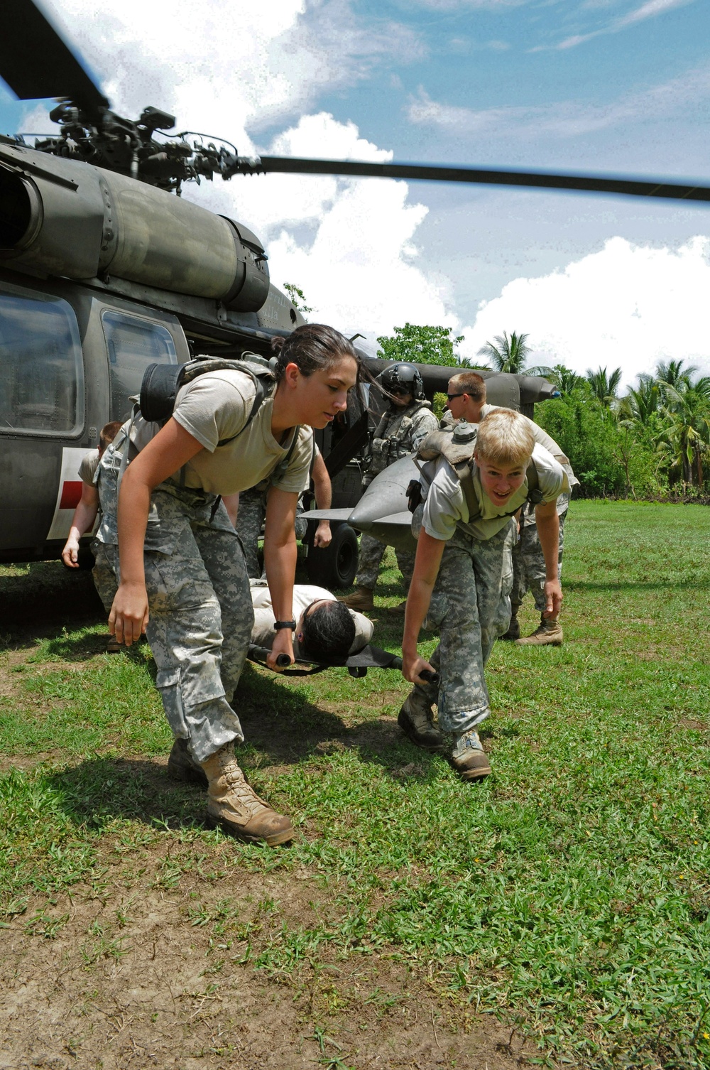 US Army aviators train on casualty evacuations with engineers in El Salvador