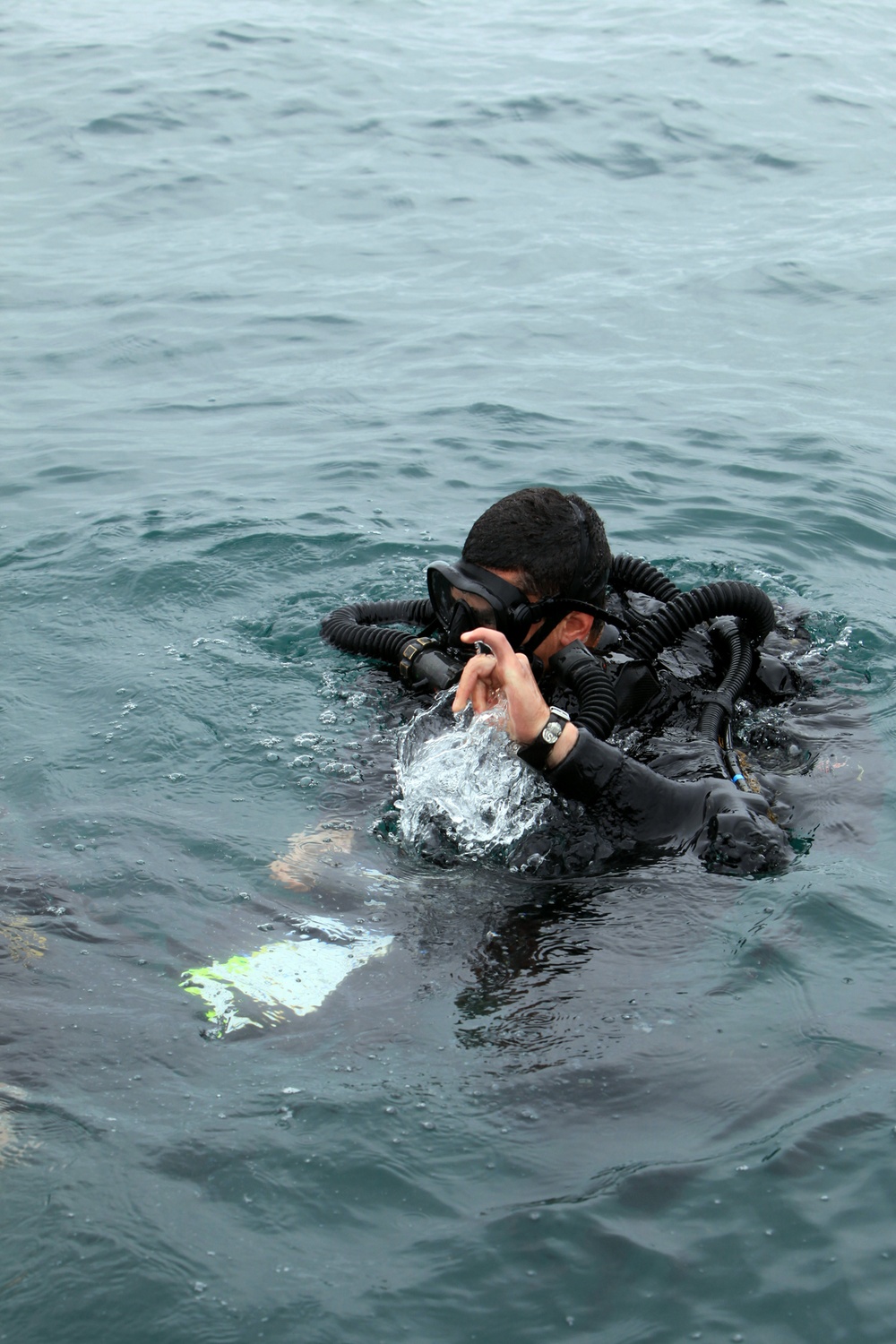 New Zealand divers conduct mine countermeasure exercise
