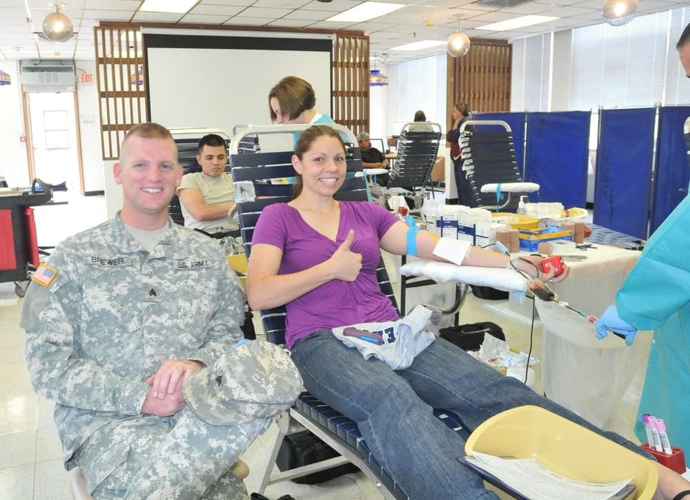 402nd FA donates blood to help save warfightersâ€™ lives