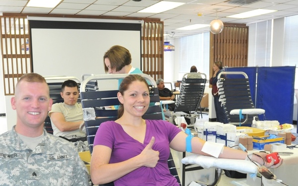 402nd FA donates blood to help save warfightersâ€™ lives
