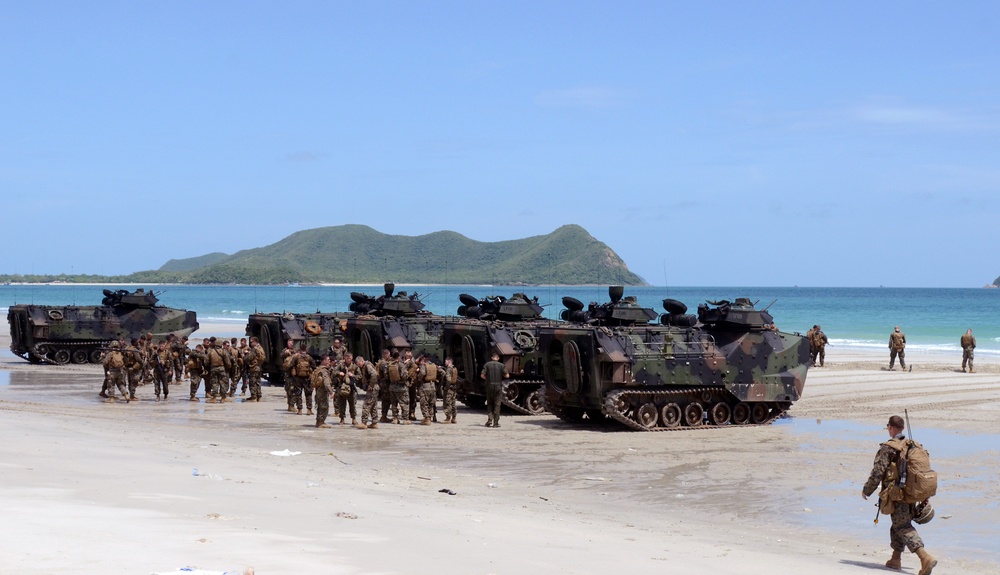 Thai, U.S. Marines conduct amphibious raid during CARAT Thailand 2013