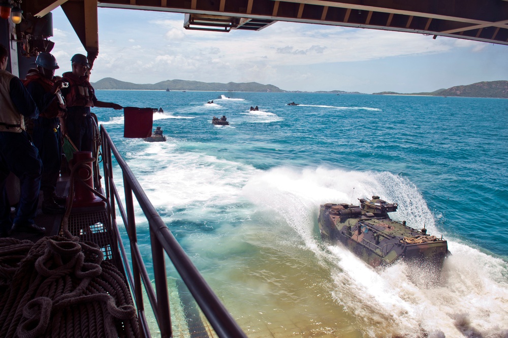 Thai, U.S. Marines conduct amphibious raid during CARAT Thailand 2013