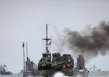 Maritime Prepositioning Force ships prepare for Dawn Blitz 2013