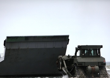 Maritime Prepositioning Force ships prepare for Dawn Blitz 2013