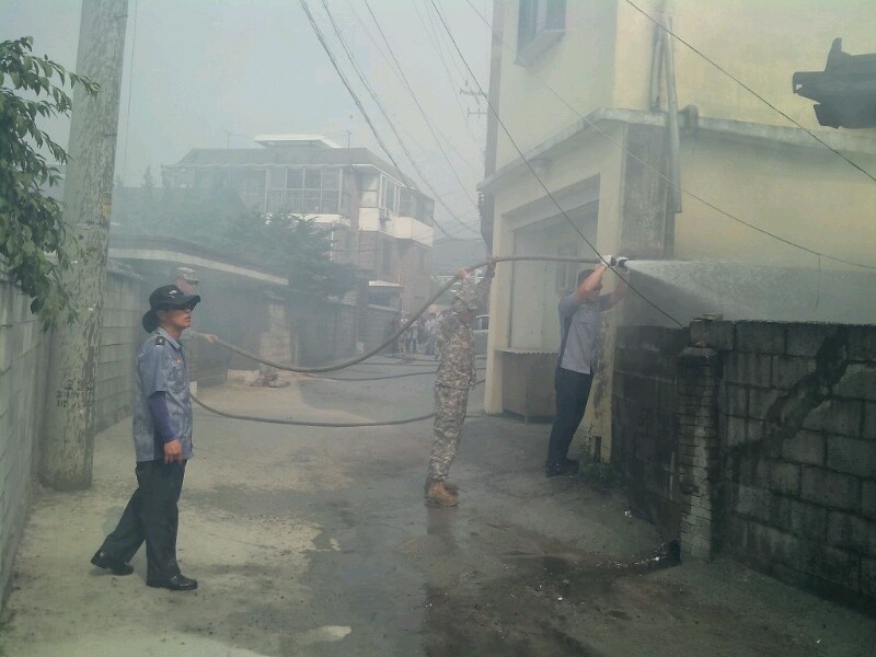US soldiers assist locals with fire