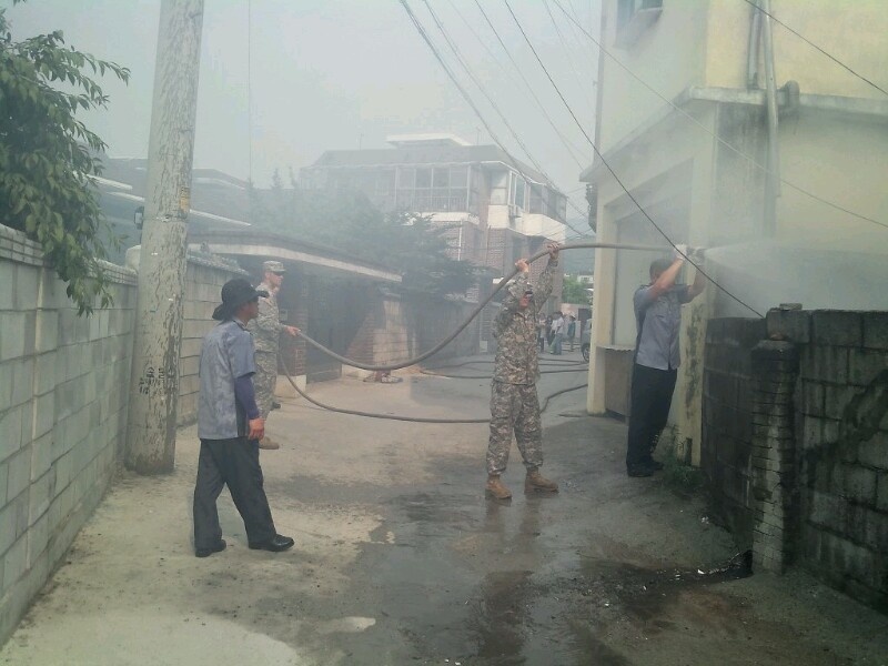 US soldiers assist locals with fire