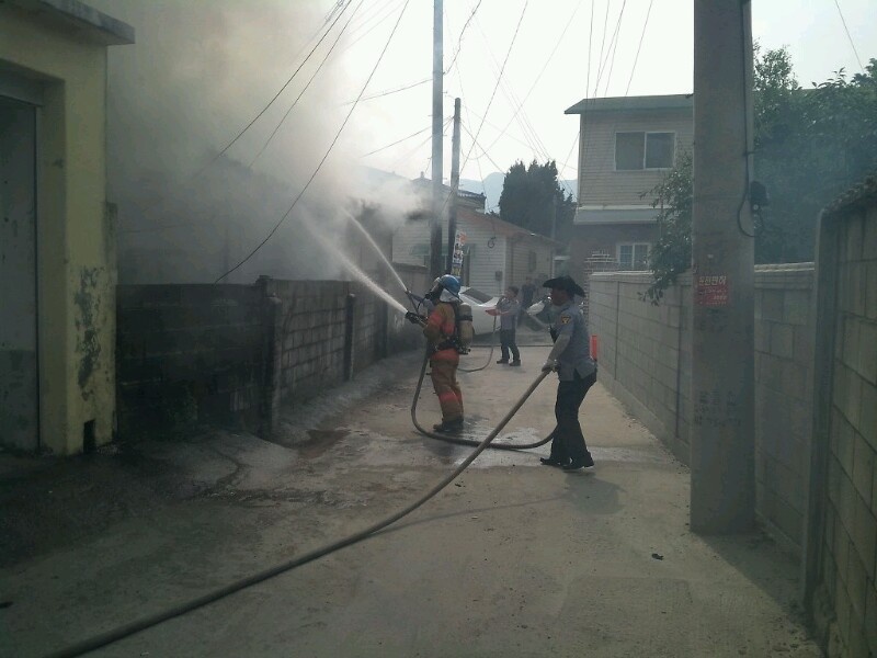 US soldiers assist locals with fire