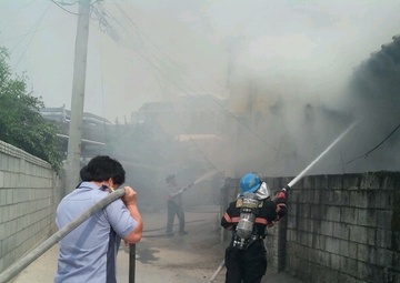 US soldiers assist locals with fire