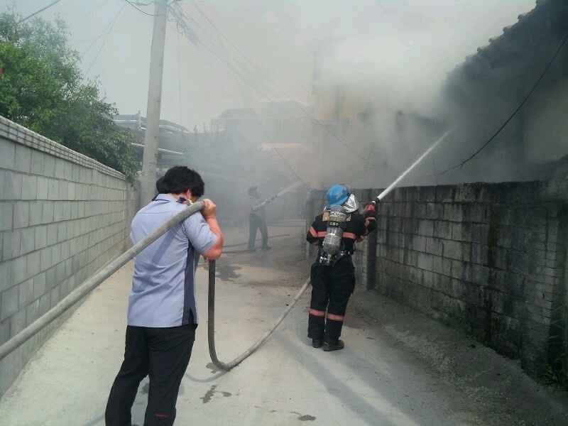 US soldiers assist locals with fire
