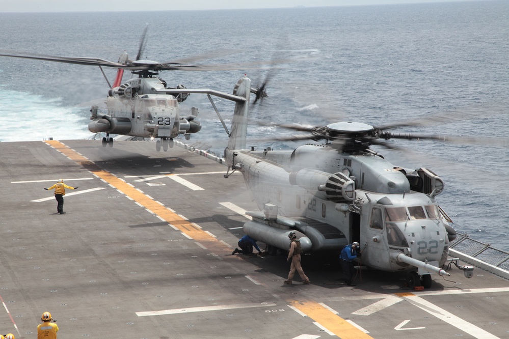 13th MEU Conducts Flight Ops Aboard USS Boxer