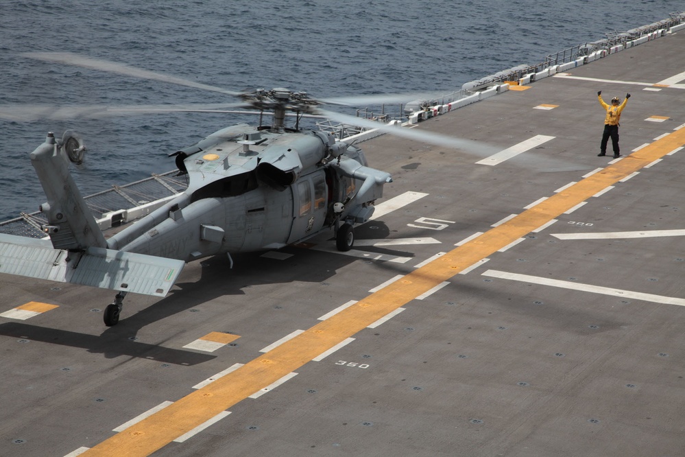 13th MEU Conducts Flight Ops Aboard USS Boxer