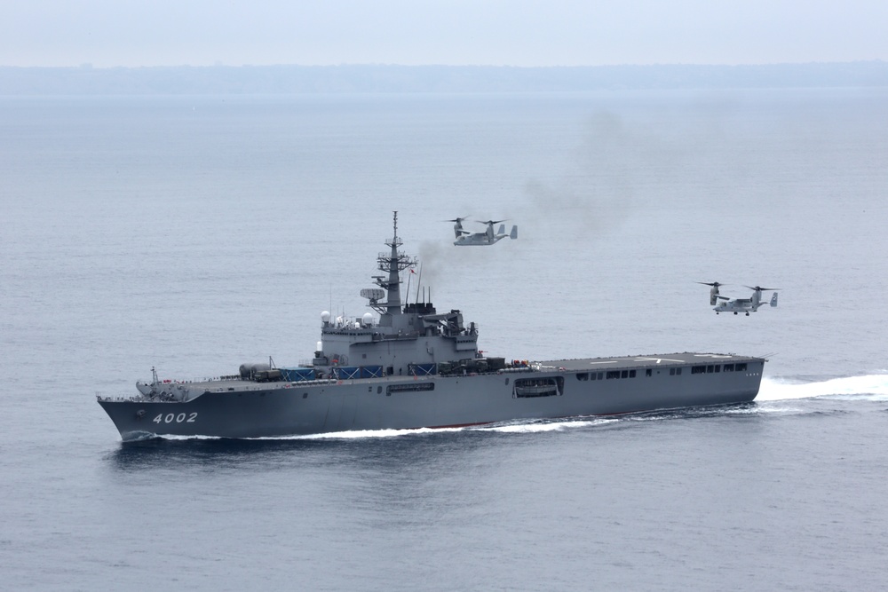 Osprey's land aboard Japanese ships during Dawn Blitz 2013