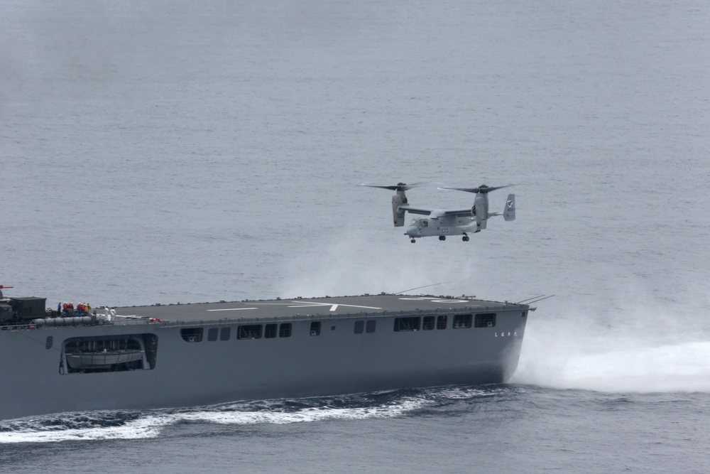 Ospreys land aboard Japanese ships during Dawn Blitz 2013
