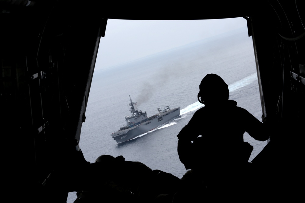 Osprey lands aboard Japanese ships during Dawn Blitz 2013