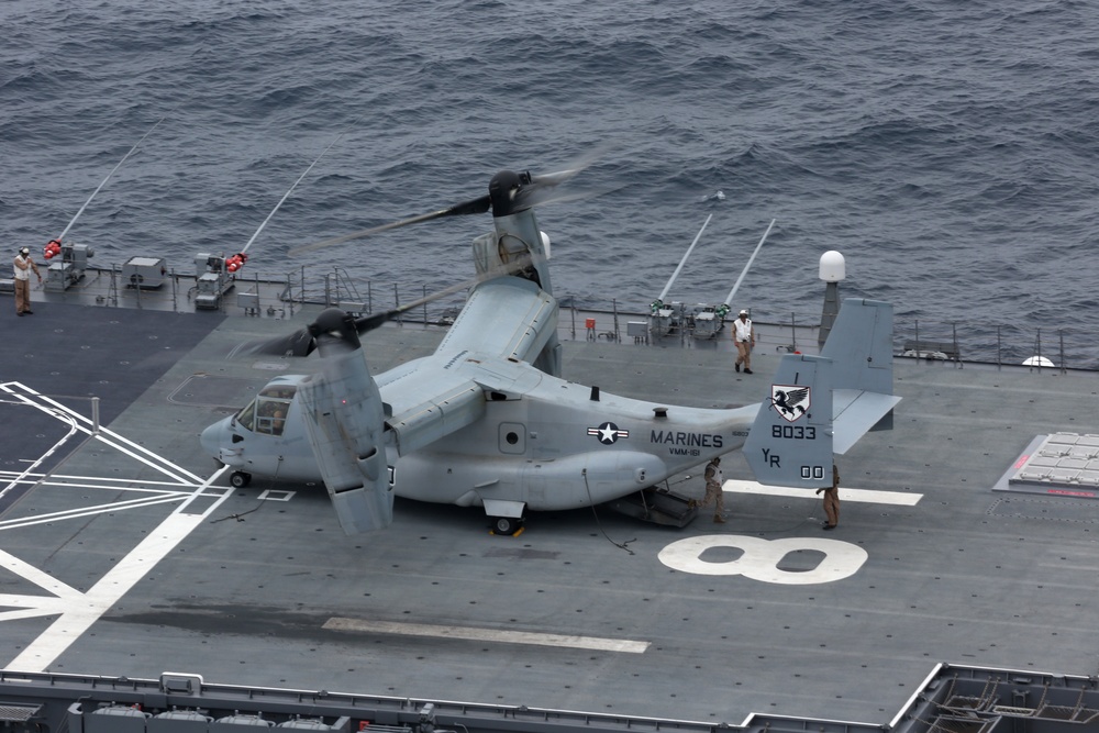 Osprey lands aboard Japanese ships during Dawn Blitz 2013
