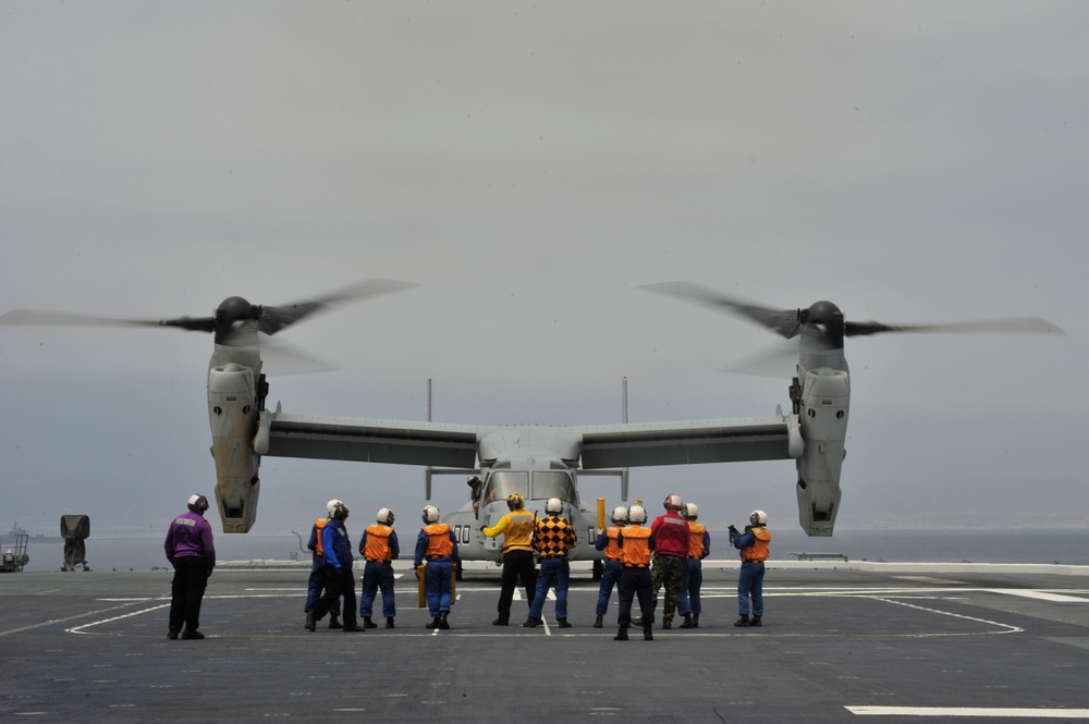 MV-22 Osprey lands on JMSDF destroyer