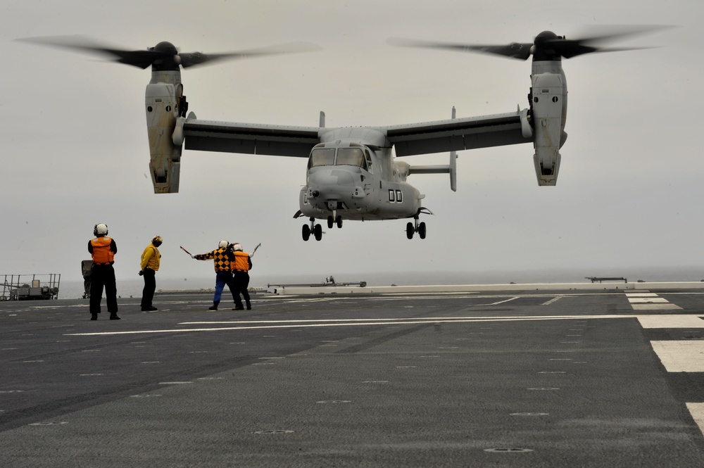 MV-22 Osprey lands on Japanese destroyer