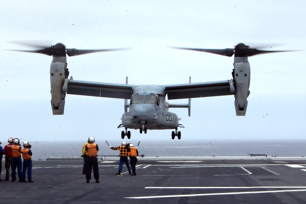Osprey lands on Japanese ship for first time