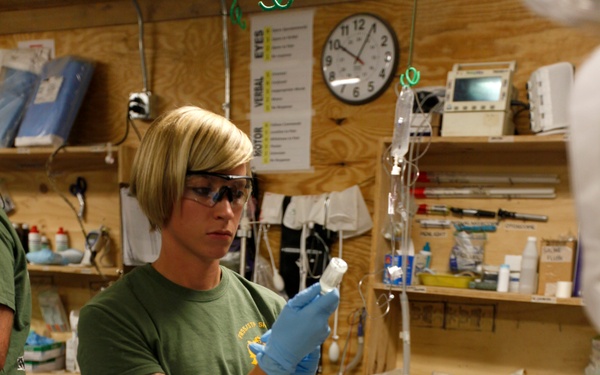 STP aides an injured Afghan