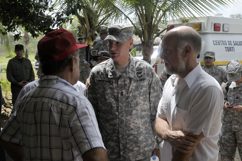 Army South CG visits Panama, rewards efforts during BTH exercise