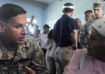 Army South CG visits Panama, rewards efforts during BTH exercise