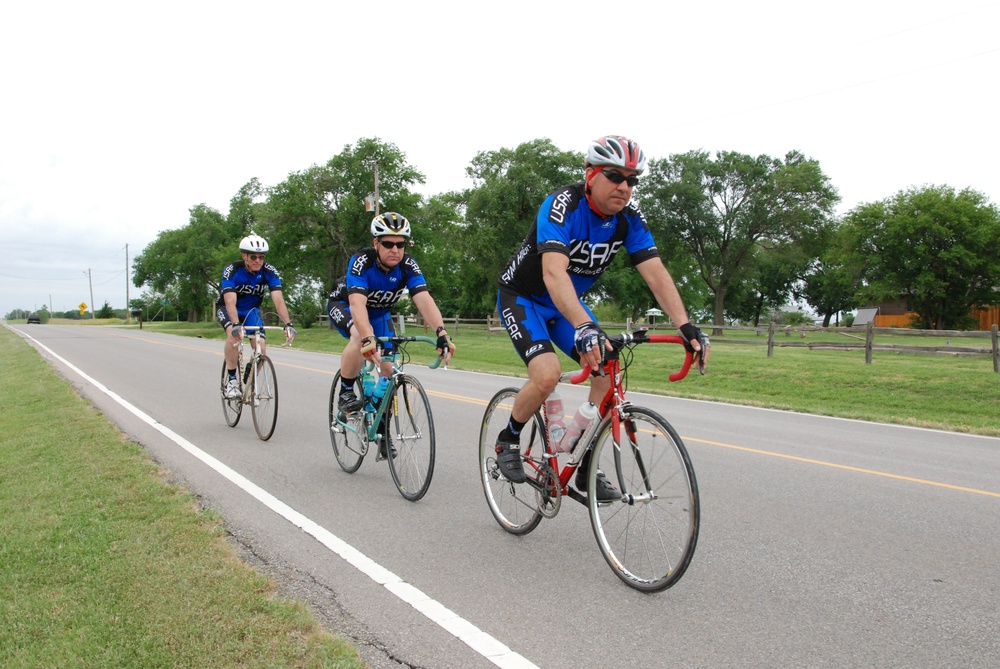 Kansas airmen to bike Iowa