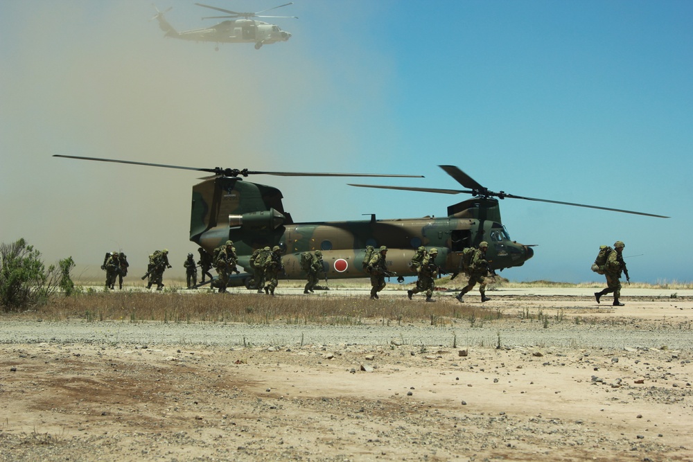 Marines, Japanese Forces Conduct Helicopter Insertion Operations