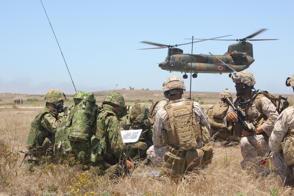 Marines, Japanese Forces Conduct Helicopter Insertion Operations