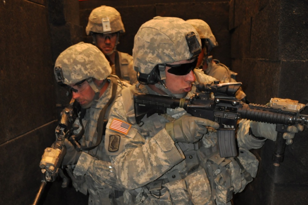 41st Infantry Brigade Combat Team's 1-186 Infantry Battalion soldiers practice 'live fire' corridor clearing