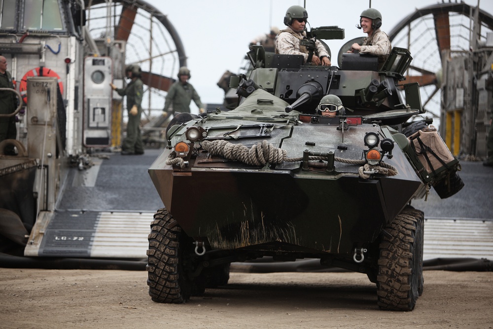 Dawn Blitz 2013 3D LAR &amp; ACU-5 LCAC Operations