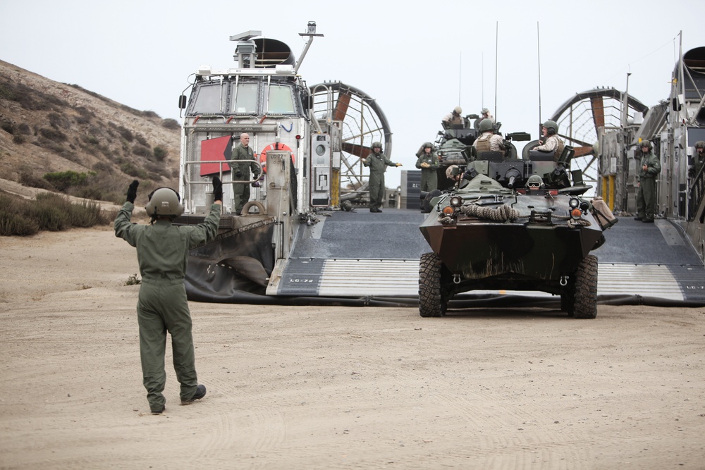 Dawn Blitz 2013 3D LAR &amp; ACU-5 LCAC Operations