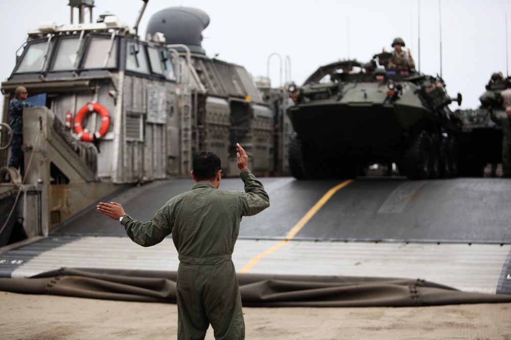 Dawn Blitz 2013 3D LAR &amp; ACU-5 LCAC Operations